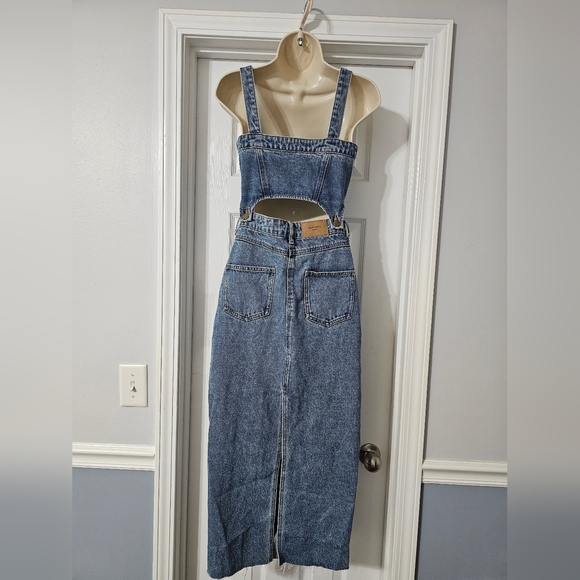 Pinafore Denim Cutout Dress. Urban Revivo - Picture 7 of 14